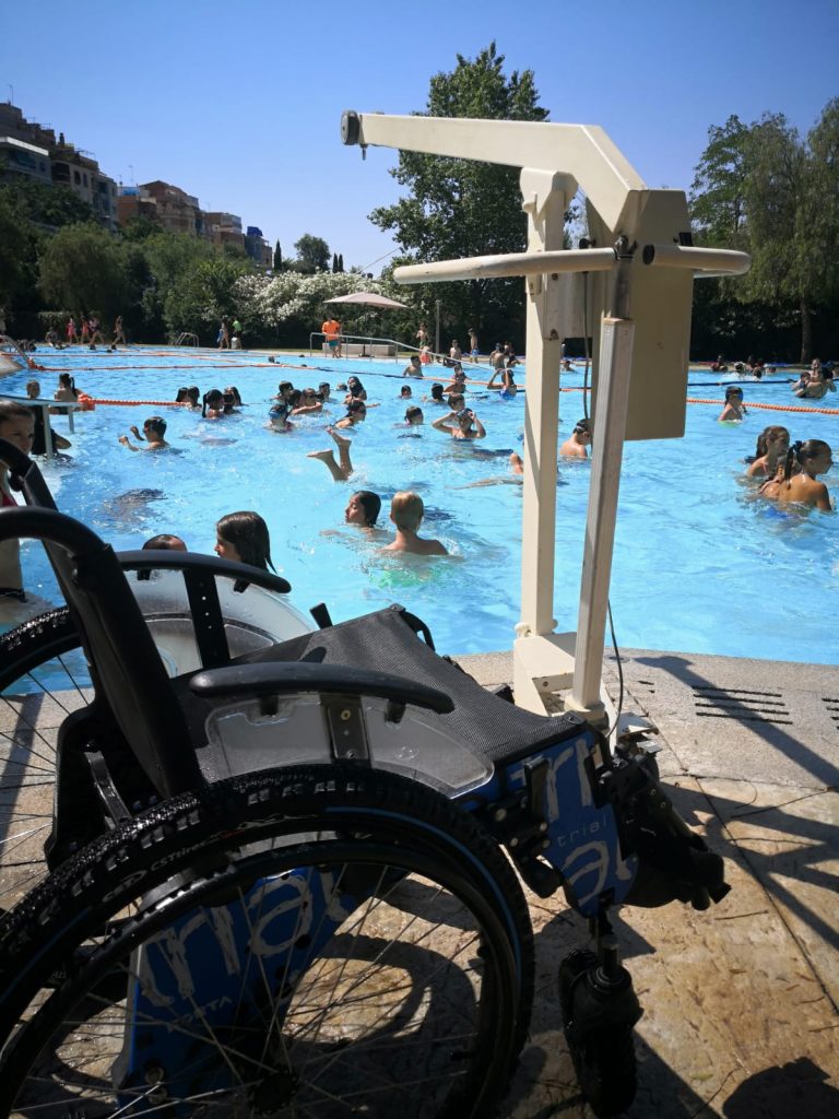 Aportamos nuestro granito de arena al ayuntamiento para hacer las piscinas municipales más accesibles.